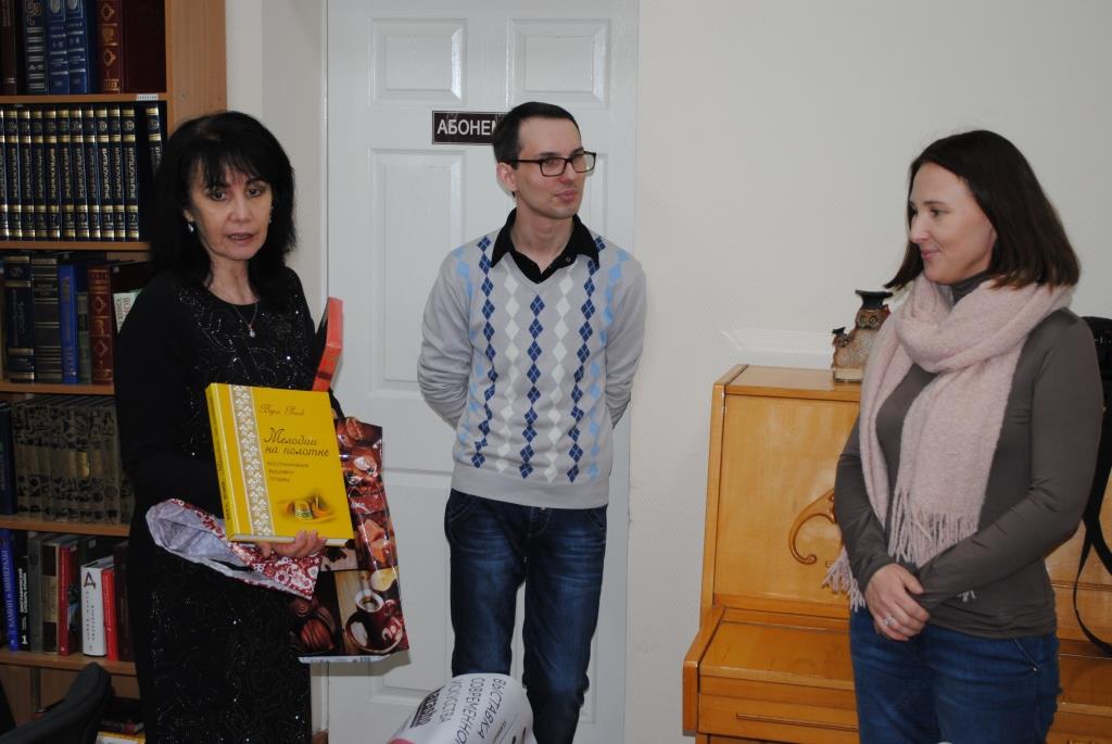 Благодарность художнику Шевкету Кешфидинову, арт-менеджеру Ирине Пивкиной, дизайнеру Наталье Сальцовой