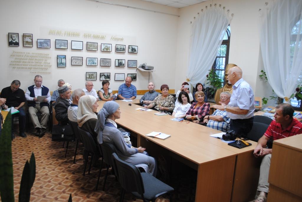 Презентация малой поэтической антологии современной крымскотатарской литературы «Мир освещают стихи»